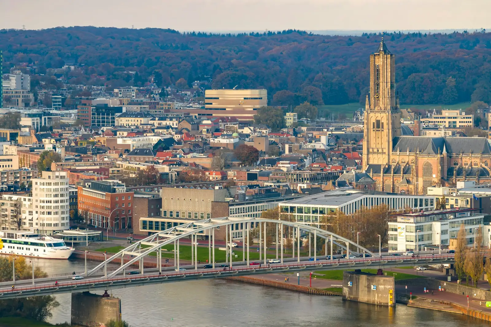 Luchtfoto van Arnhem met de John Frostbrug over de Rijn en de toren van de Eusebiuskerk