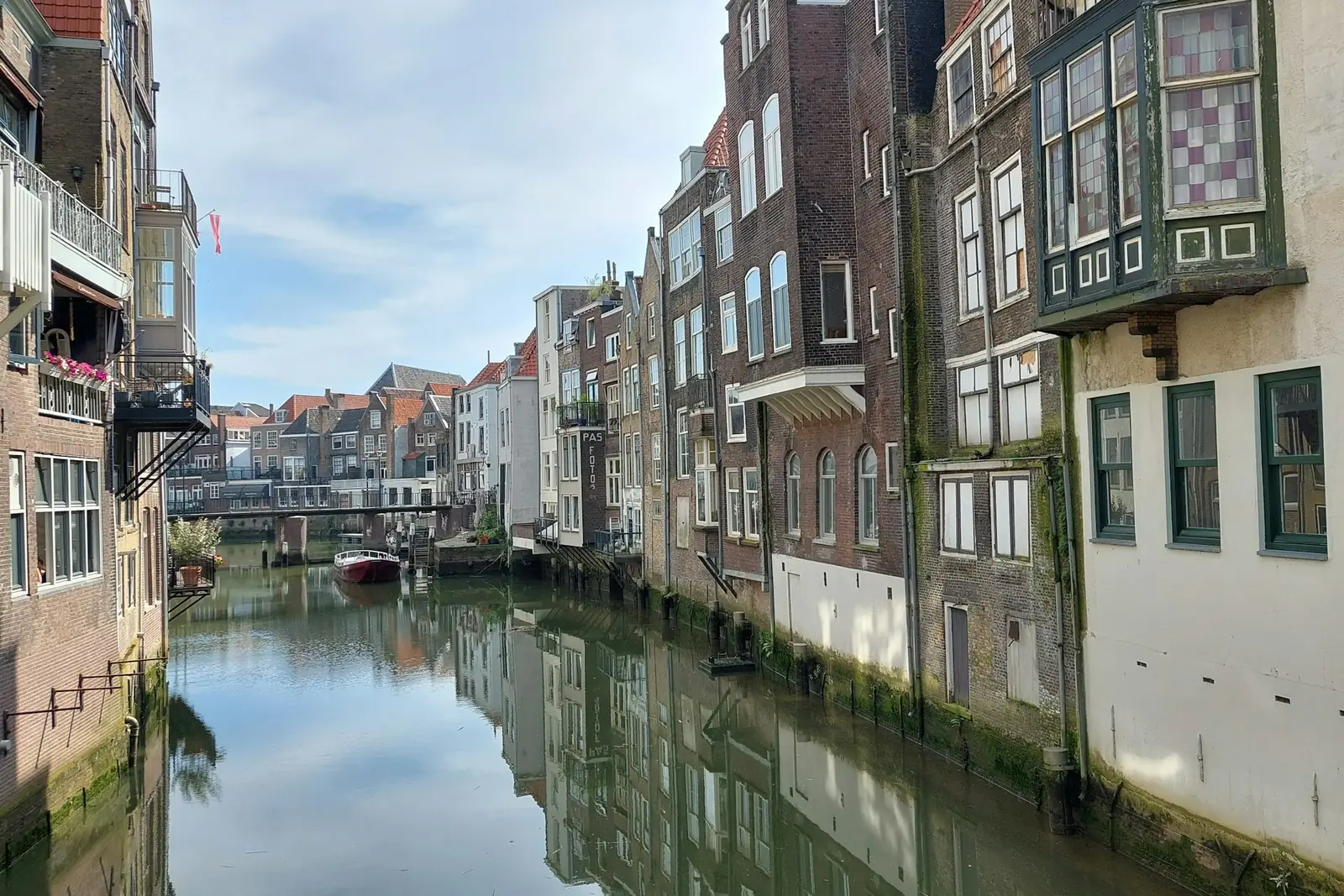 Gracht in de binnenstad van Dordrecht met historische panden die in het water spiegelen