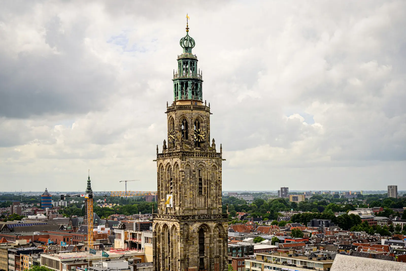 De Martinitoren boven de daken van de binnenstad van Groningen, gezien vanaf het Forum